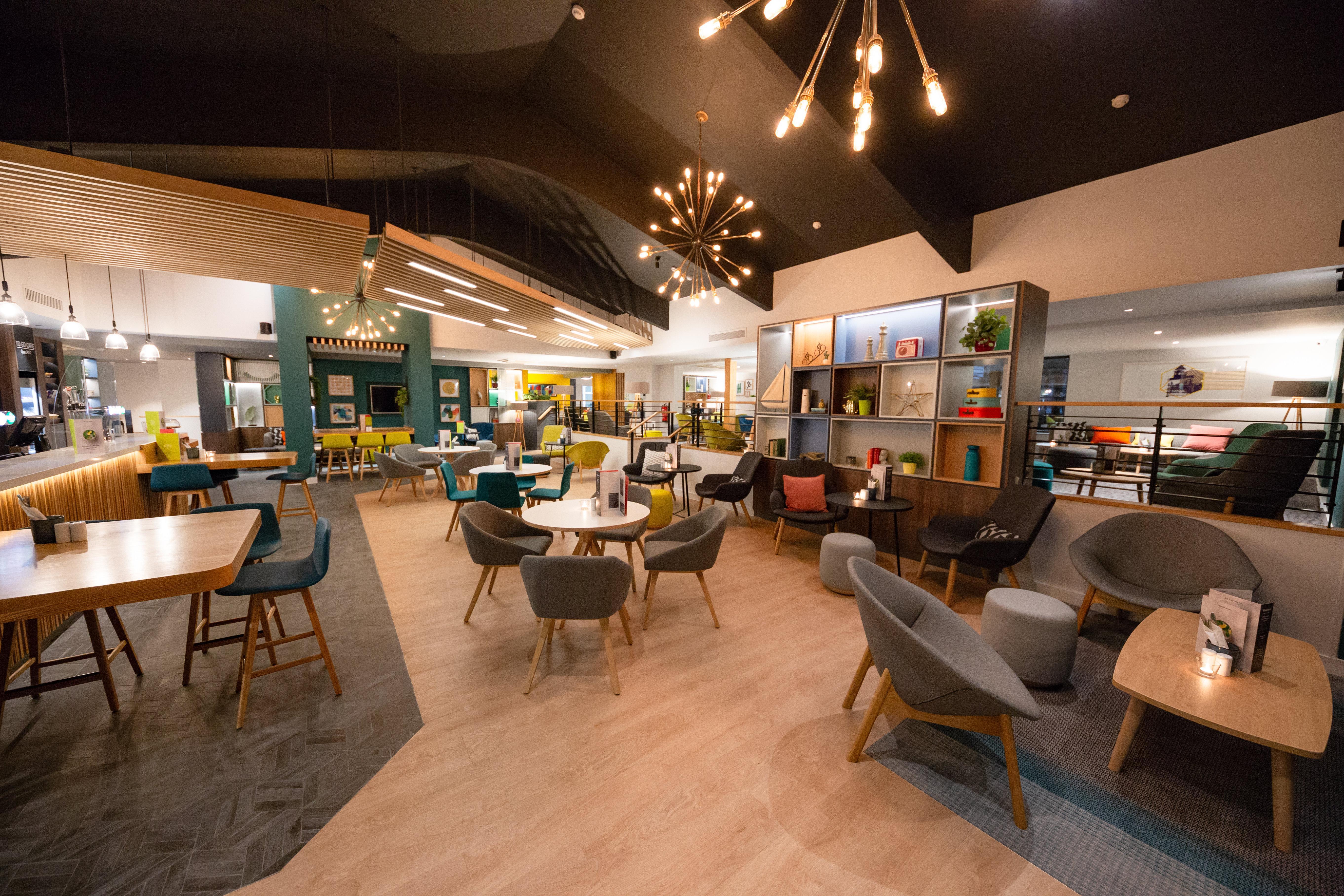 Holiday Inn Newport By Ihg Exterior photo